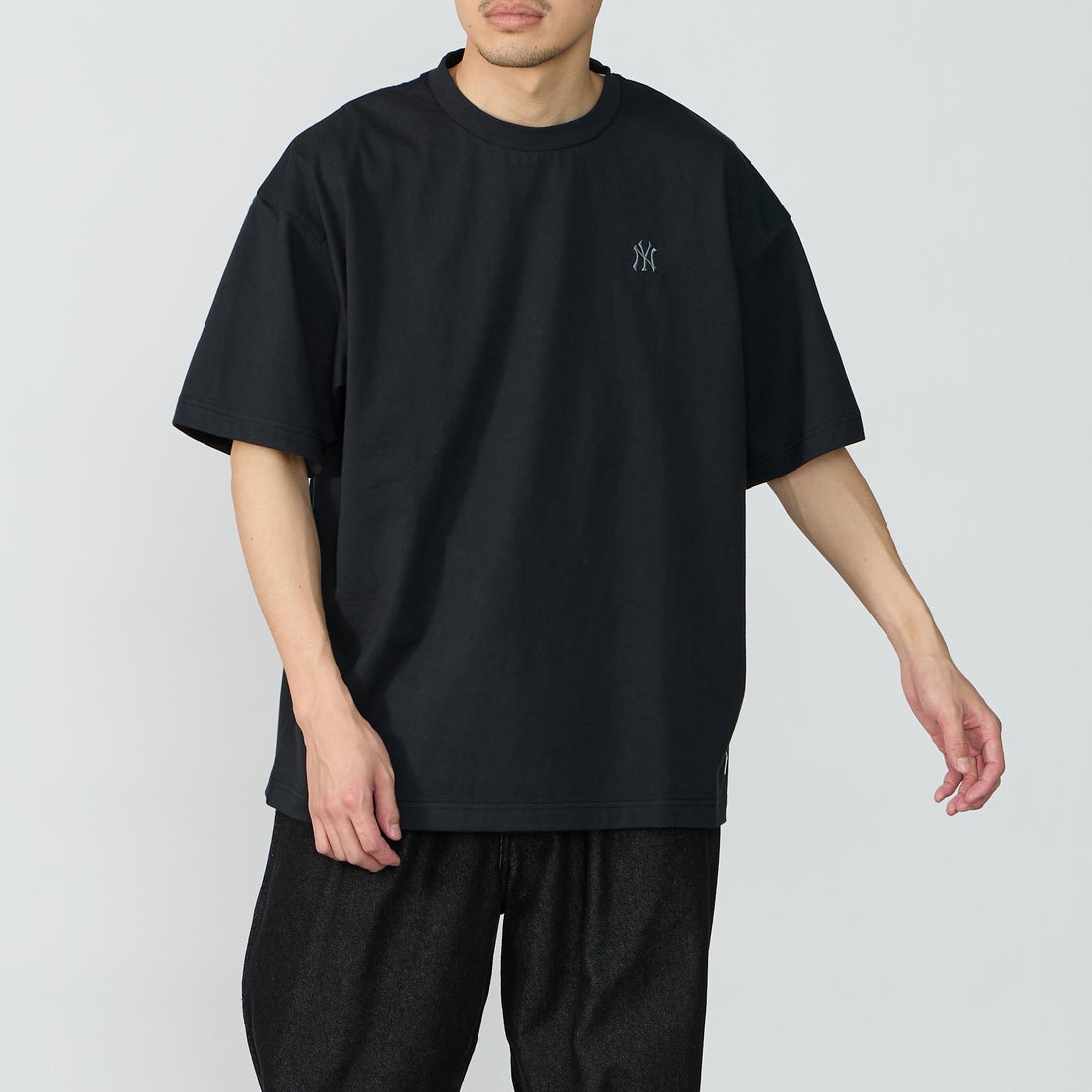 Fanatics [ファナティクス] 別注 MLBロゴ バックプリント ショートスリーブTシャツ [ML0126SS0012-JF] BLACK NY &&モデル身長：167cm 着用サイズ：L&&