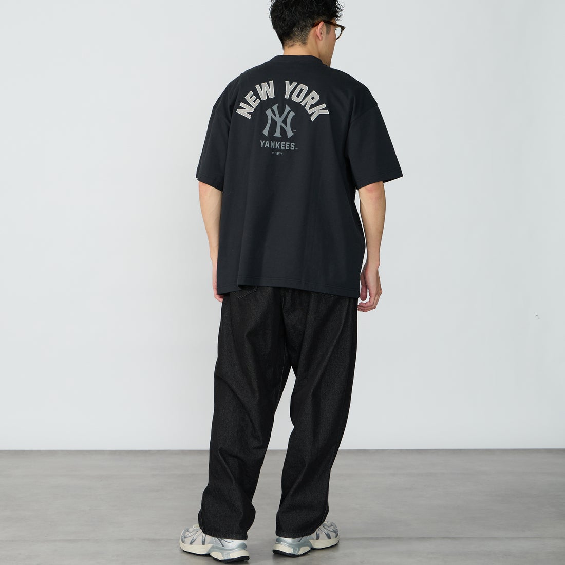 Fanatics [ファナティクス] 別注 MLBロゴ バックプリント ショートスリーブTシャツ [ML0126SS0012-JF] BLACK NY &&モデル身長：167cm 着用サイズ：L&&
