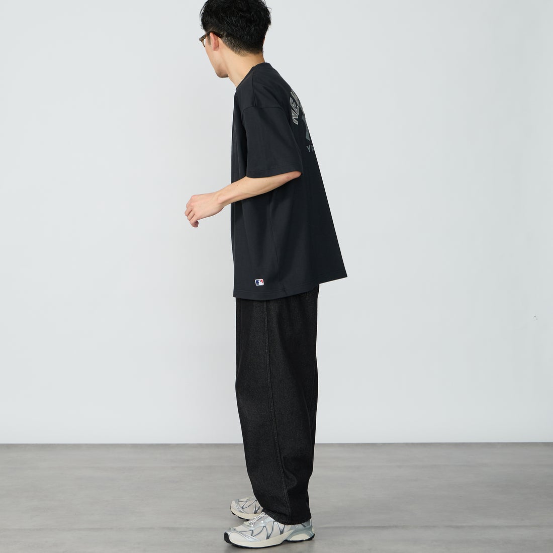 Fanatics [ファナティクス] 別注 MLBロゴ バックプリント ショートスリーブTシャツ [ML0126SS0012-JF] BLACK NY &&モデル身長：167cm 着用サイズ：L&&