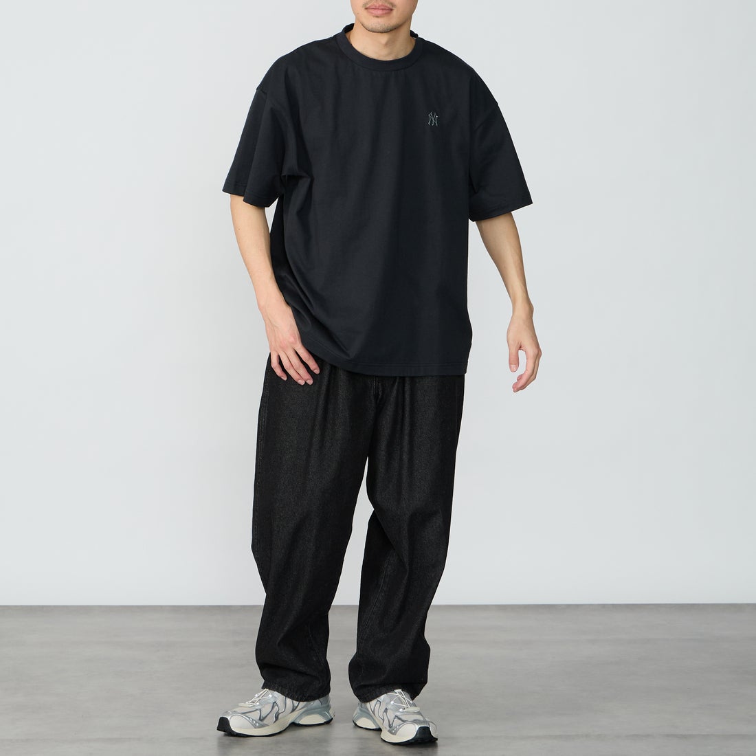 Fanatics [ファナティクス] 別注 MLBロゴ バックプリント ショートスリーブTシャツ [ML0126SS0012-JF] BLACK NY &&モデル身長：167cm 着用サイズ：L&&