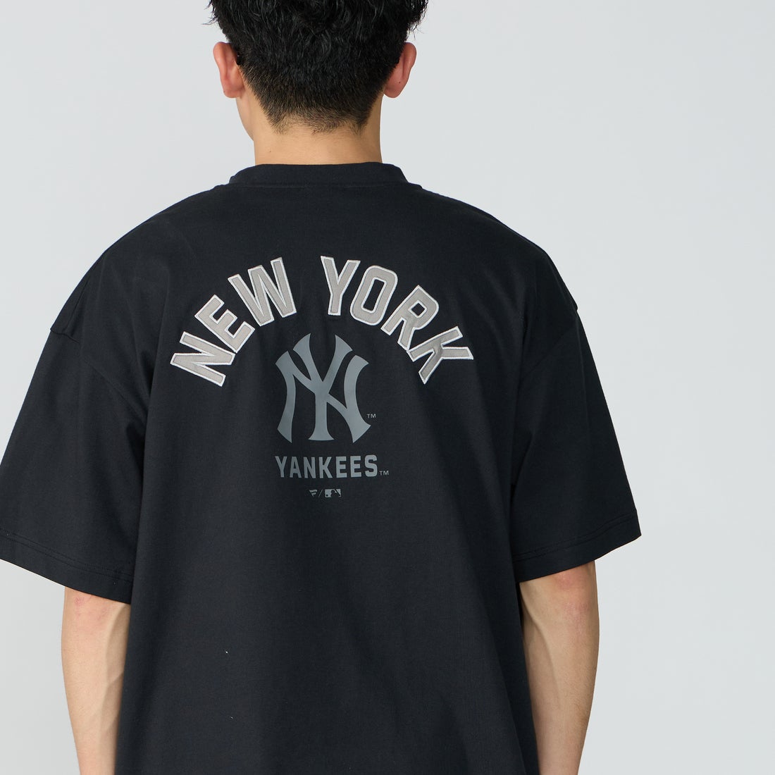 Fanatics [ファナティクス] 別注 MLBロゴ バックプリント ショートスリーブTシャツ [ML0126SS0012-JF] BLACK NY &&モデル身長：167cm 着用サイズ：L&&