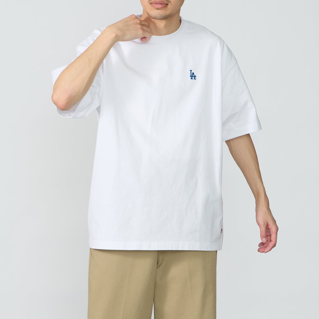Fanatics [ファナティクス] 別注 MLBロゴ バックプリント ショートスリーブTシャツ [ML0126SS0012-JF] WHITE LA &&モデル身長：167cm 着用サイズ：L&&