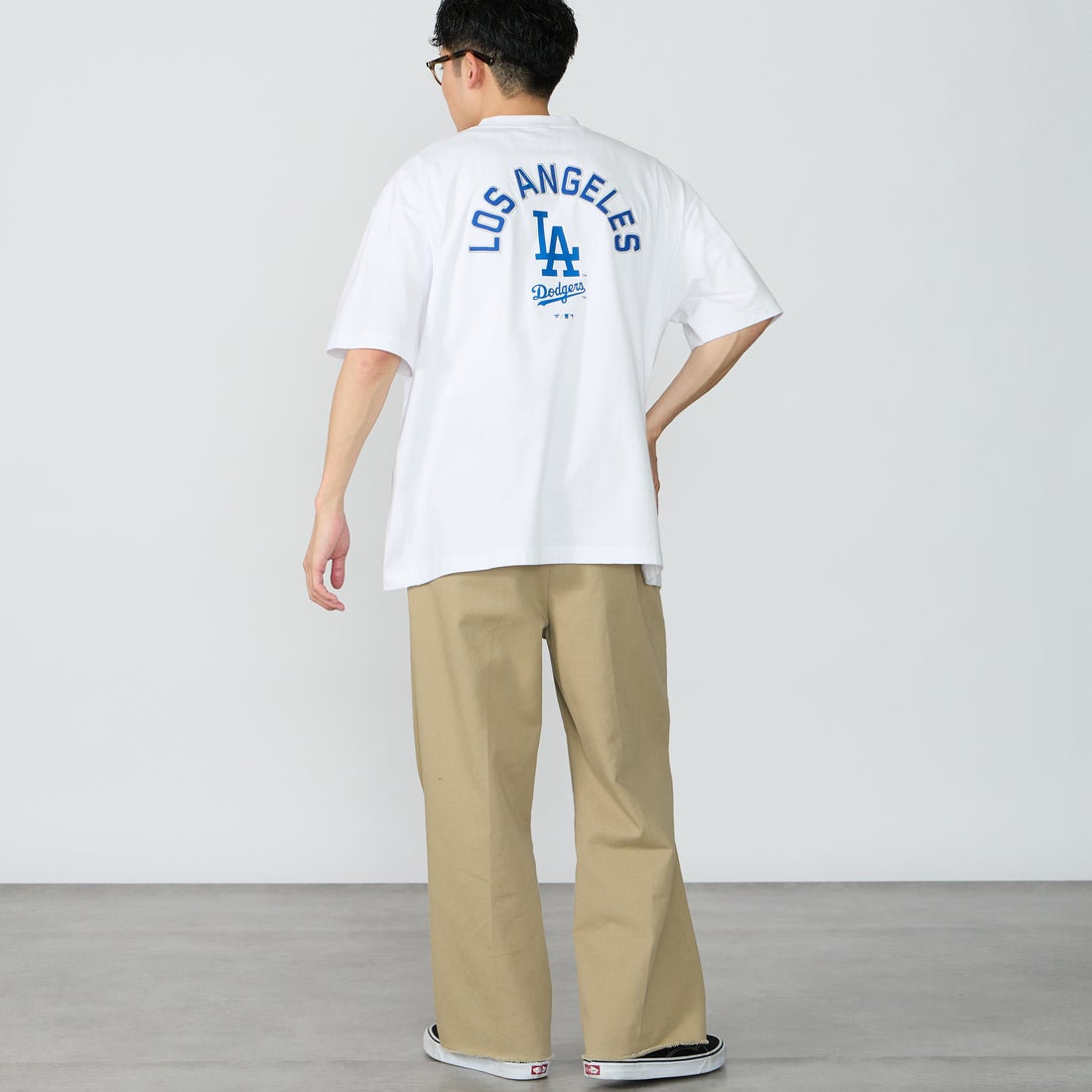 Fanatics [ファナティクス] 別注 MLBロゴ バックプリント ショートスリーブTシャツ [ML0126SS0012-JF] WHITE LA &&モデル身長：167cm 着用サイズ：L&&