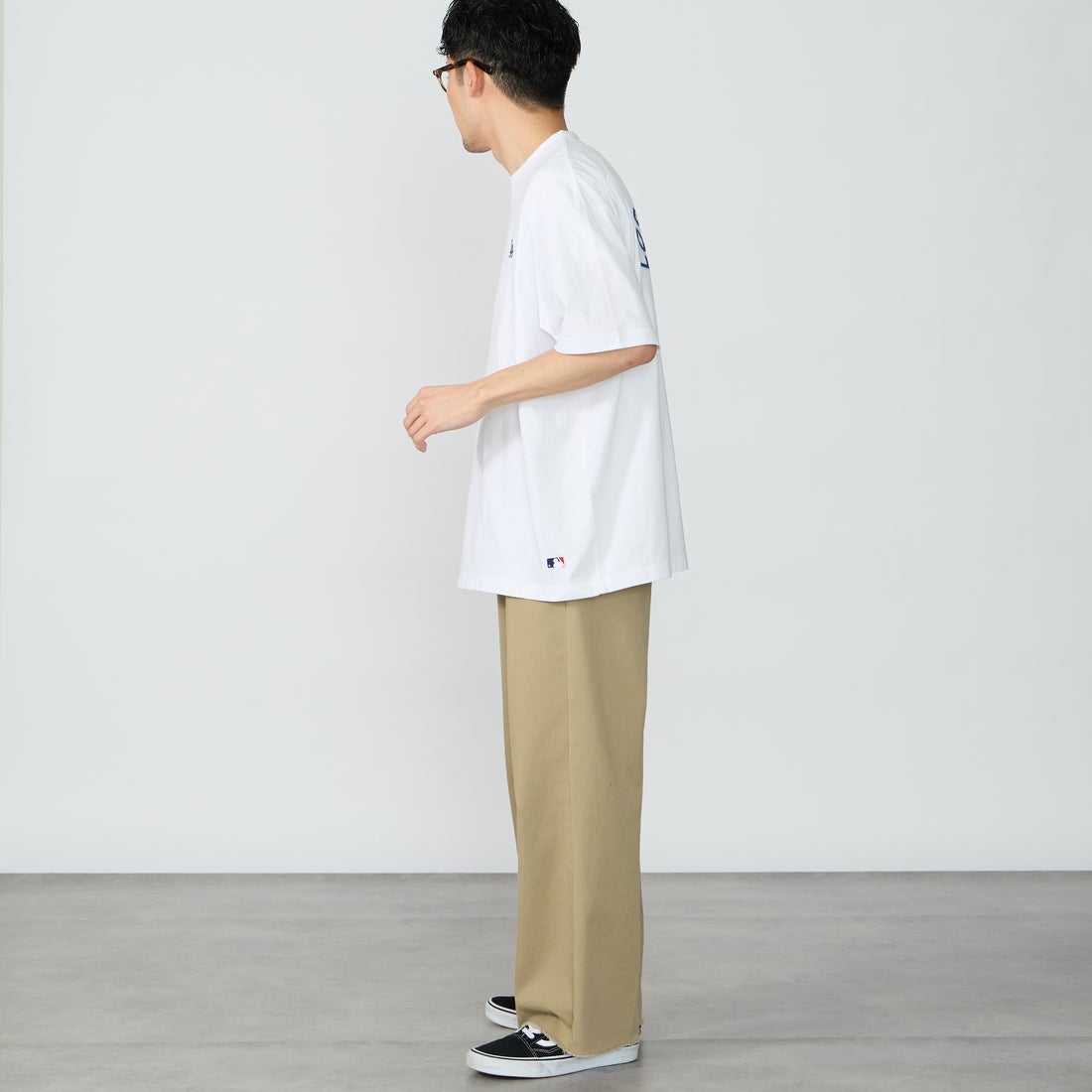 Fanatics [ファナティクス] 別注 MLBロゴ バックプリント ショートスリーブTシャツ [ML0126SS0012-JF] WHITE LA &&モデル身長：167cm 着用サイズ：L&&