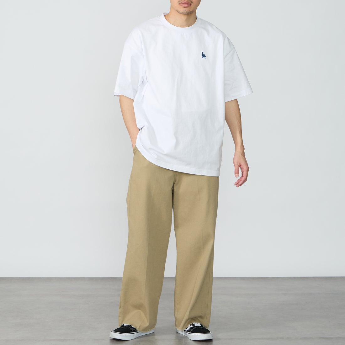 Fanatics [ファナティクス] 別注 MLBロゴ バックプリント ショートスリーブTシャツ [ML0126SS0012-JF] WHITE LA &&モデル身長：167cm 着用サイズ：L&&