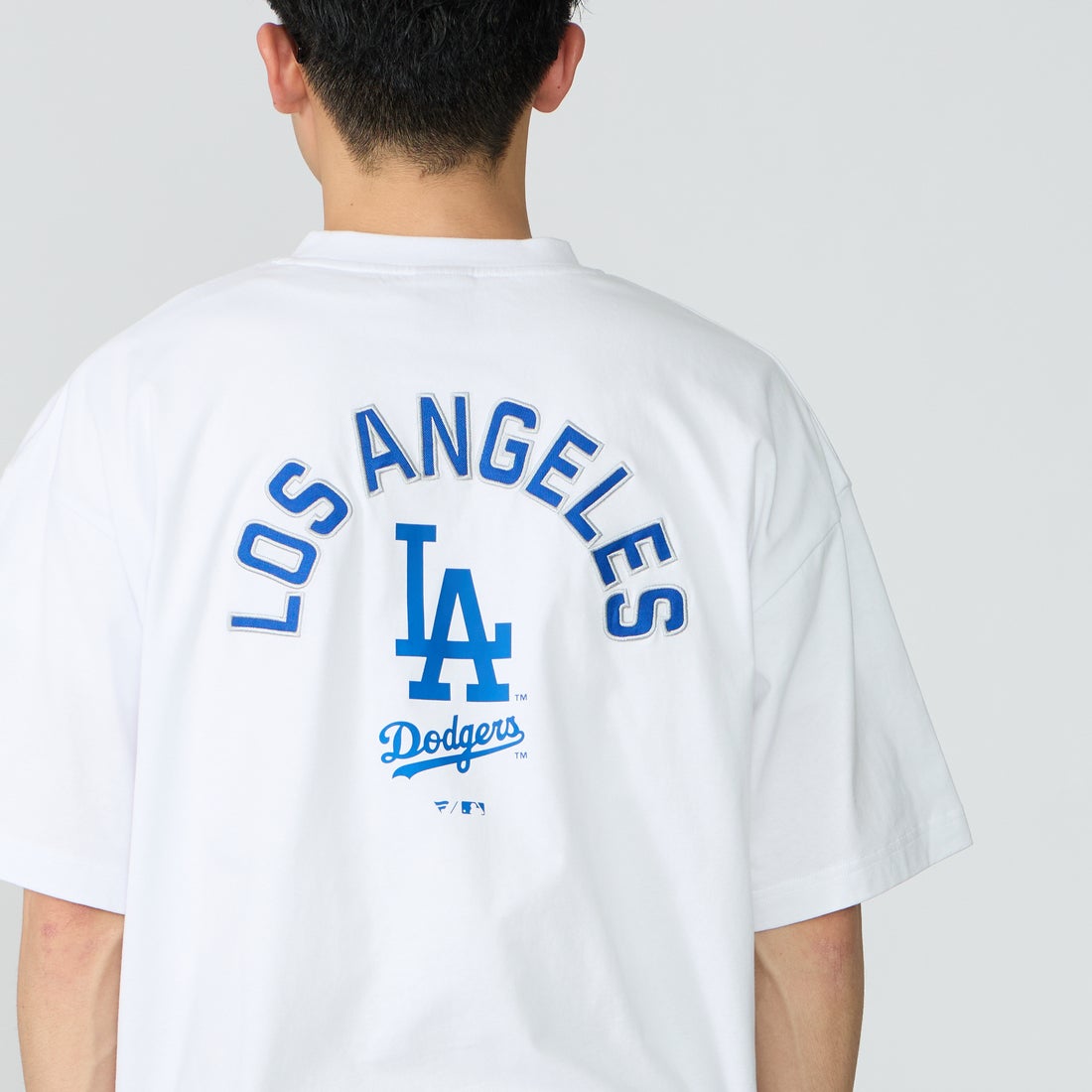 Fanatics [ファナティクス] 別注 MLBロゴ バックプリント ショートスリーブTシャツ [ML0126SS0012-JF] WHITE LA &&モデル身長：167cm 着用サイズ：L&&