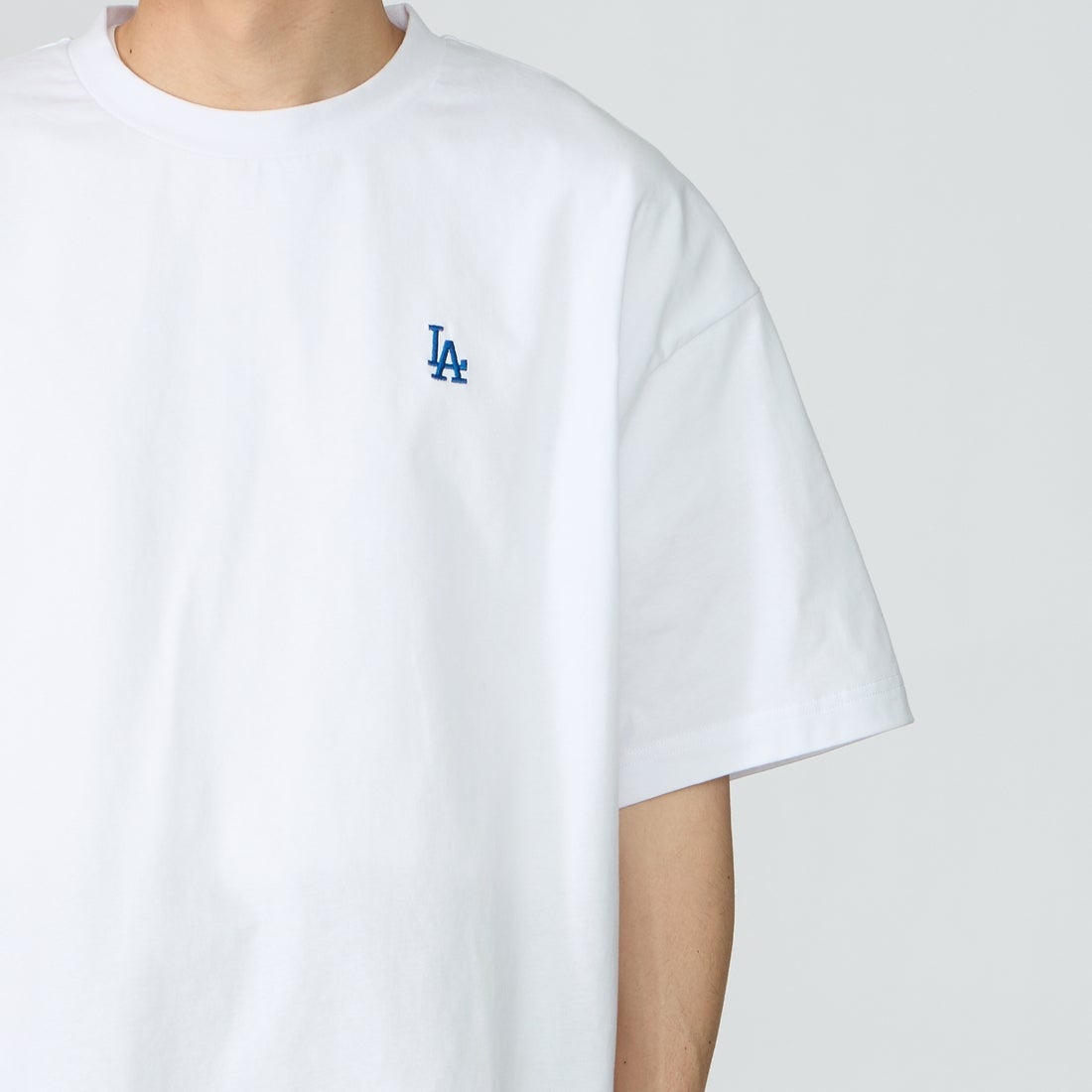 Fanatics [ファナティクス] 別注 MLBロゴ バックプリント ショートスリーブTシャツ [ML0126SS0012-JF] WHITE LA &&モデル身長：167cm 着用サイズ：L&&