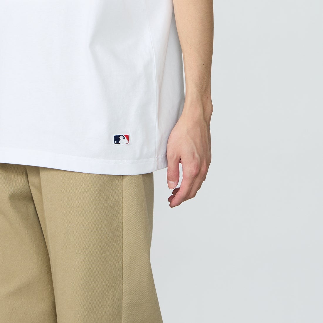 Fanatics [ファナティクス] 別注 MLBロゴ バックプリント ショートスリーブTシャツ [ML0126SS0012-JF] WHITE LA &&モデル身長：167cm 着用サイズ：L&&