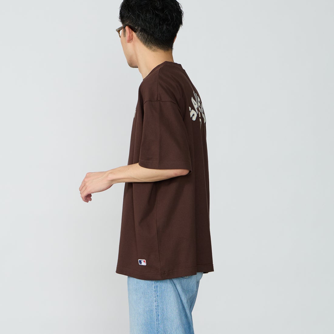Fanatics [ファナティクス] 別注 MLBロゴ バックプリント ショートスリーブTシャツ [ML0126SS0012-JF] BROWN SD &&モデル身長：167cm 着用サイズ：L&&