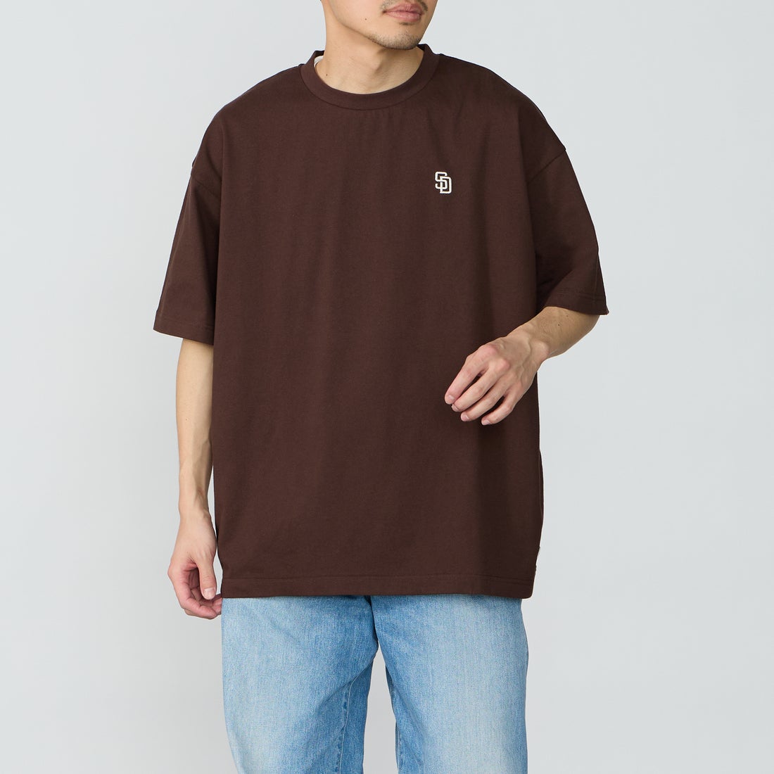 Fanatics [ファナティクス] 別注 MLBロゴ バックプリント ショートスリーブTシャツ [ML0126SS0012-JF] BROWN SD &&モデル身長：167cm 着用サイズ：L&&