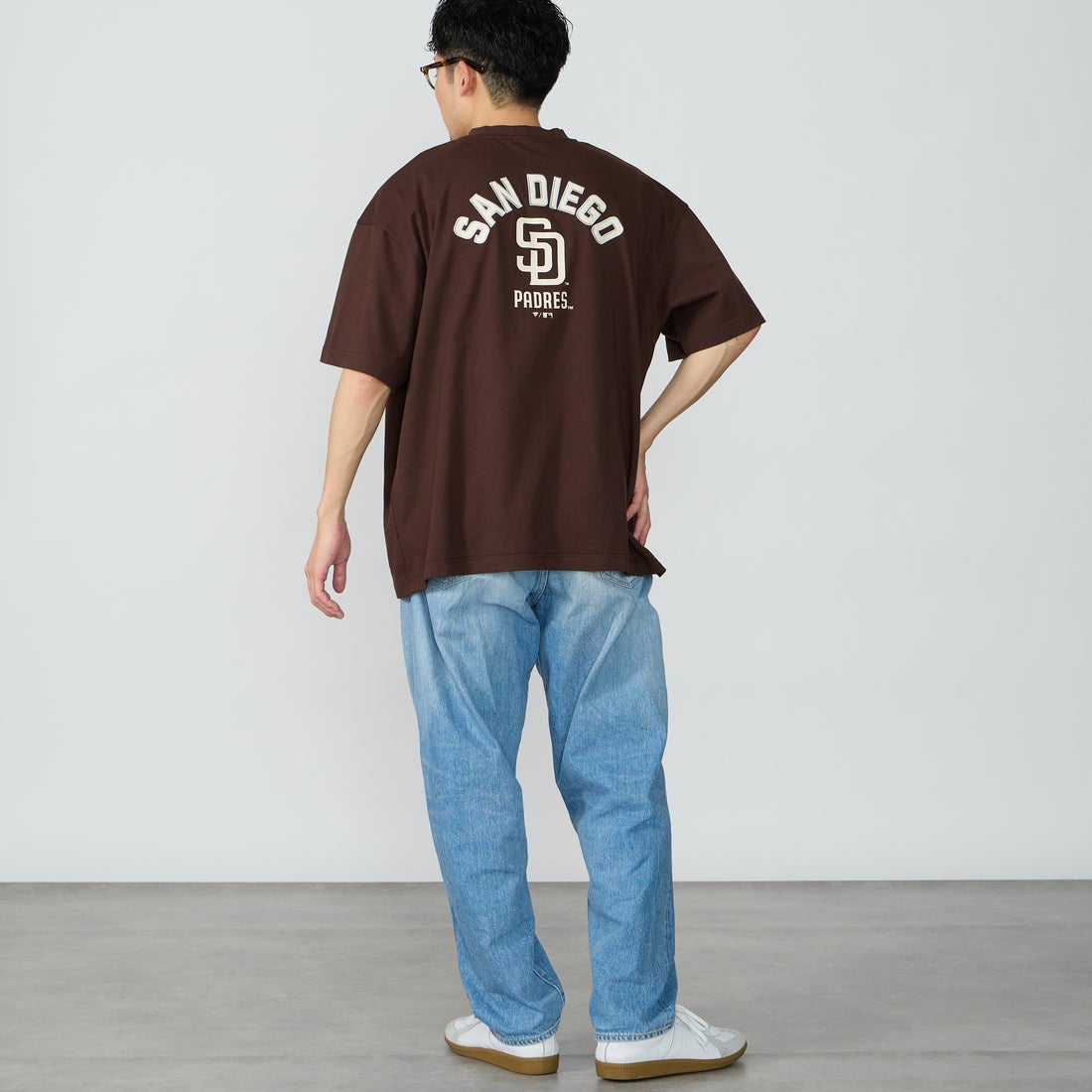 Fanatics [ファナティクス] 別注 MLBロゴ バックプリント ショートスリーブTシャツ [ML0126SS0012-JF] BROWN SD &&モデル身長：167cm 着用サイズ：L&&