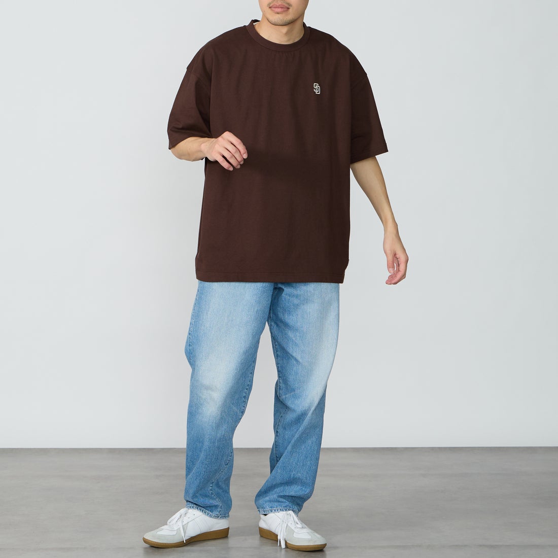 Fanatics [ファナティクス] 別注 MLBロゴ バックプリント ショートスリーブTシャツ [ML0126SS0012-JF] BROWN SD &&モデル身長：167cm 着用サイズ：L&&