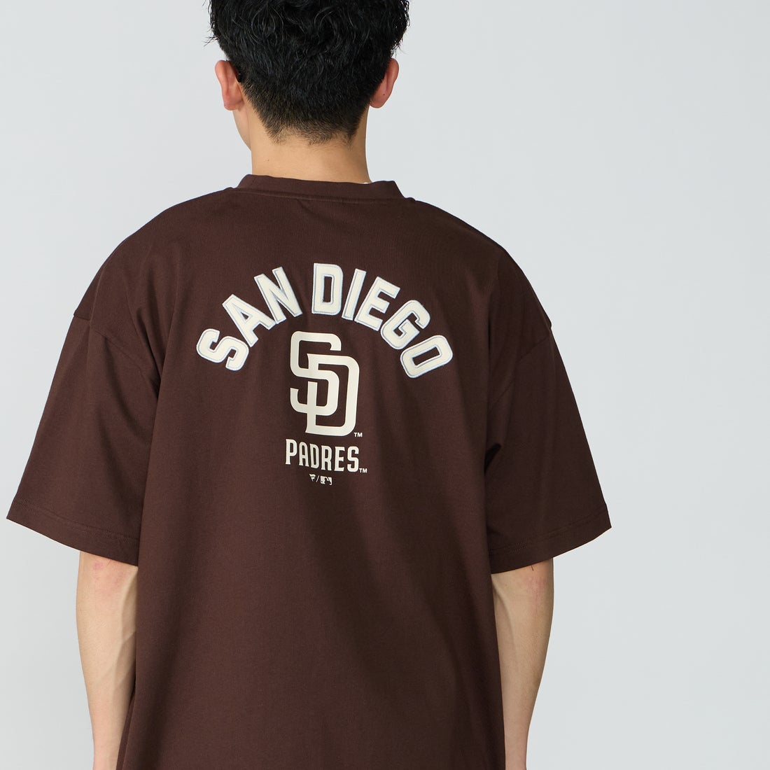 Fanatics [ファナティクス] 別注 MLBロゴ バックプリント ショートスリーブTシャツ [ML0126SS0012-JF] BROWN SD &&モデル身長：167cm 着用サイズ：L&&