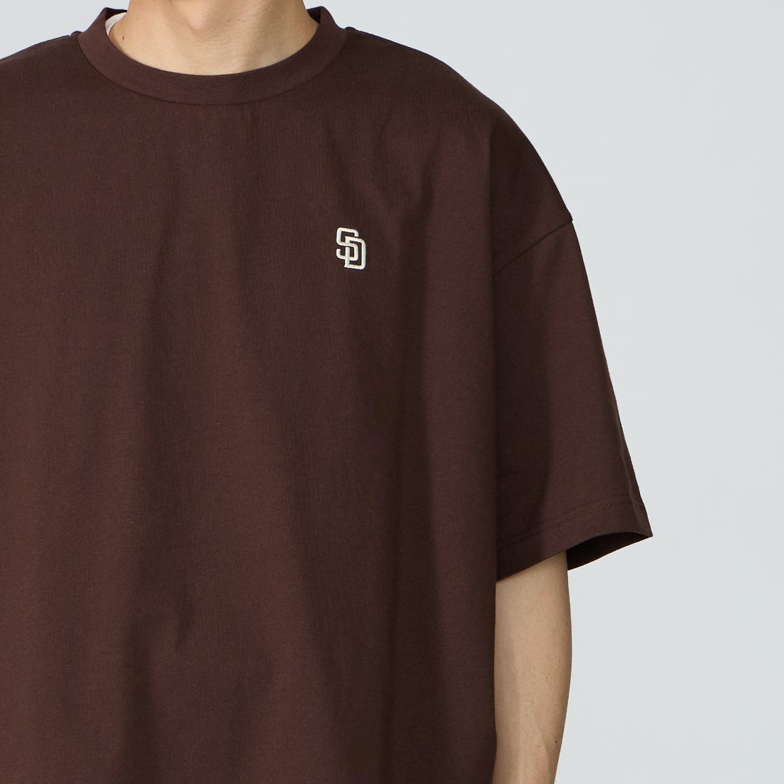 Fanatics [ファナティクス] 別注 MLBロゴ バックプリント ショートスリーブTシャツ [ML0126SS0012-JF] BROWN SD &&モデル身長：167cm 着用サイズ：L&&