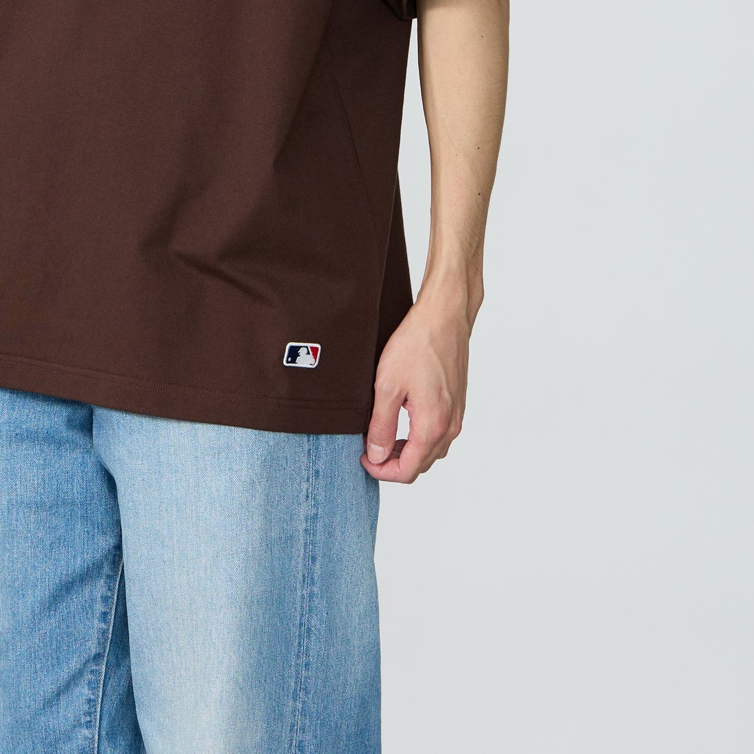 Fanatics [ファナティクス] 別注 MLBロゴ バックプリント ショートスリーブTシャツ [ML0126SS0012-JF] BROWN SD &&モデル身長：167cm 着用サイズ：L&&