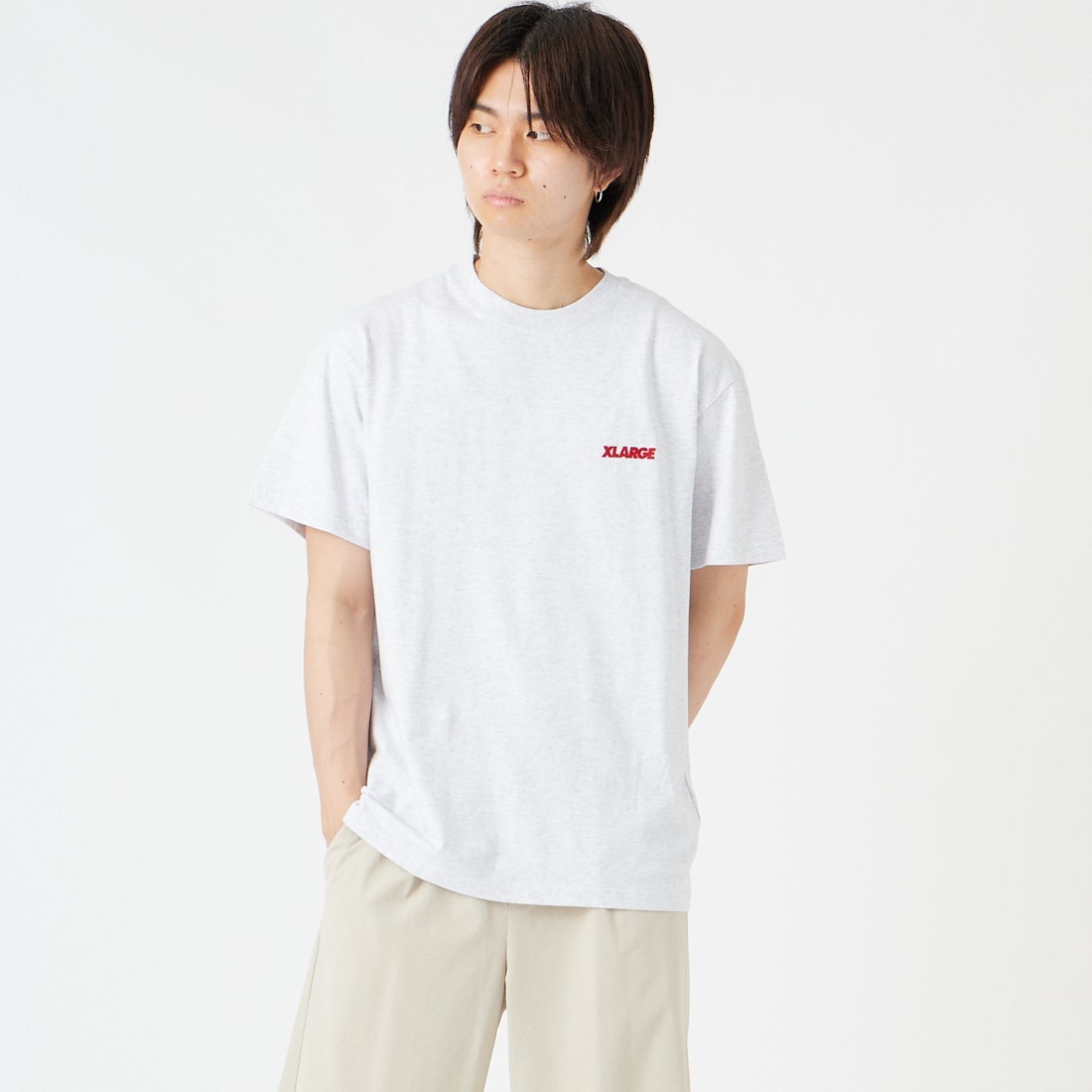 XLARGE [エクストララージ] スランテッドOG ショートスリーブTシャツ [101262011039] ASH &&モデル身長：177cm 着用サイズ：M&&