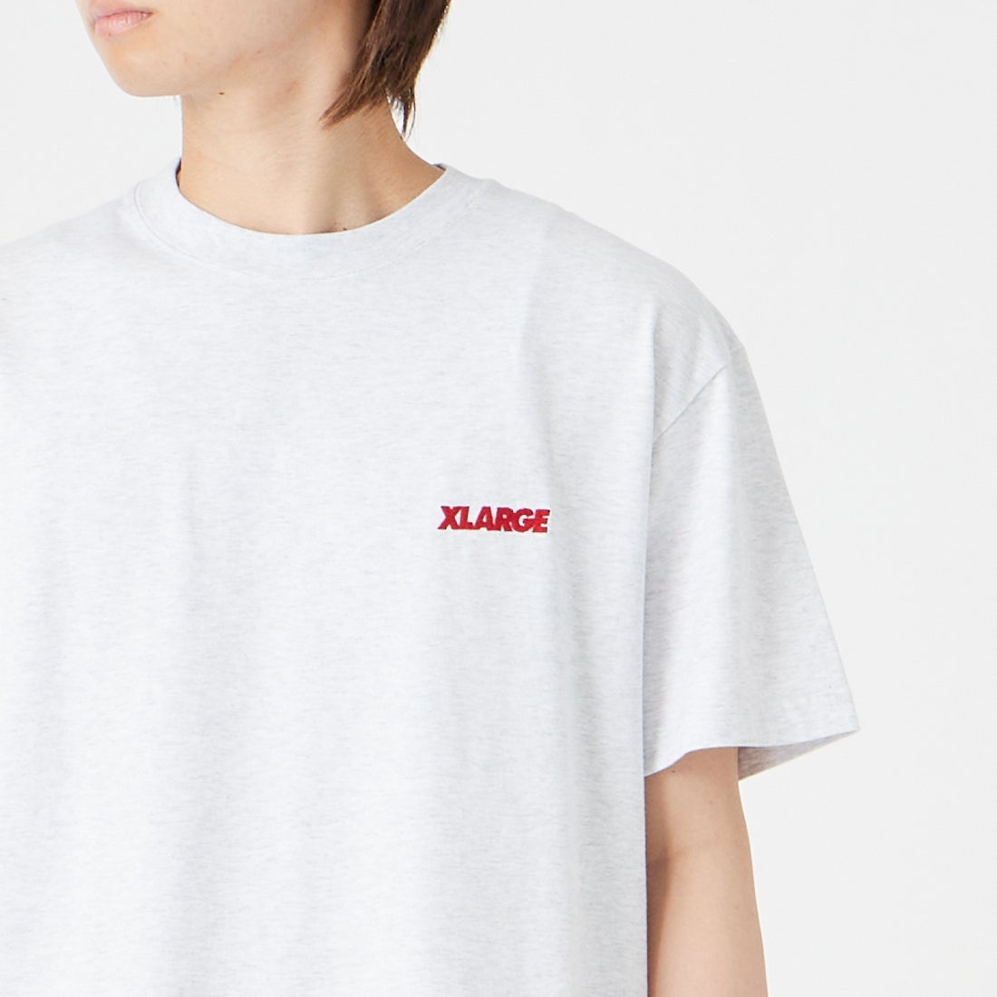 XLARGE [エクストララージ] スランテッドOG ショートスリーブTシャツ [101262011039] ASH &&モデル身長：177cm 着用サイズ：M&&