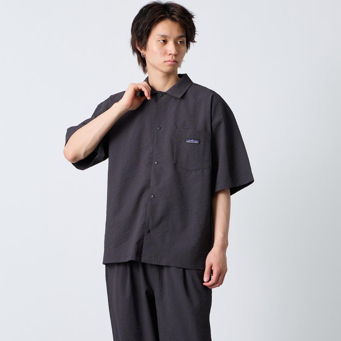 THOUSAND MILE [サウザンド マイル] 別注 ショートスリーブシャツ パンツセットアップ [TM261SS50841-JF] 19 DK.GRAY &&モデル身長：177cm 着用サイズ：L&&