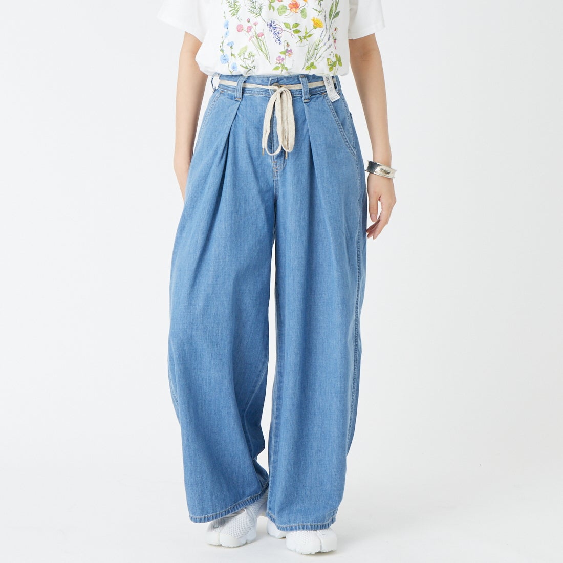 SOMETHING [サムシング] ハイパー カーブデニムパンツ [SN888] 2698 L.BLU &&モデル身長：162cm 着用サイズ：XS&&