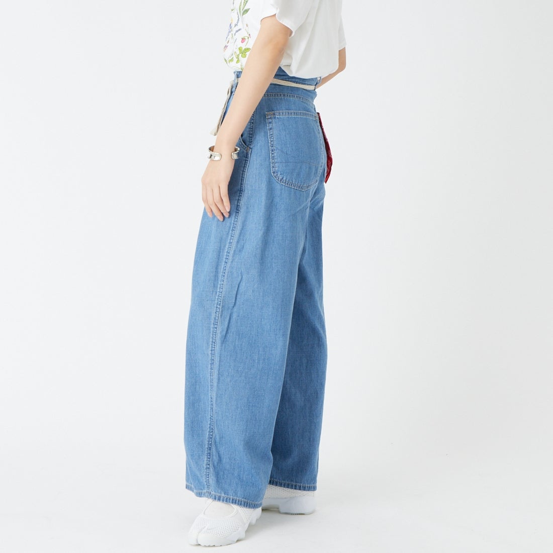 SOMETHING [サムシング] ハイパー カーブデニムパンツ [SN888] 2698 L.BLU &&モデル身長：162cm 着用サイズ：XS&&