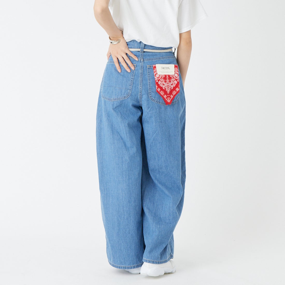 SOMETHING [サムシング] ハイパー カーブデニムパンツ [SN888] 2698 L.BLU &&モデル身長：162cm 着用サイズ：XS&&