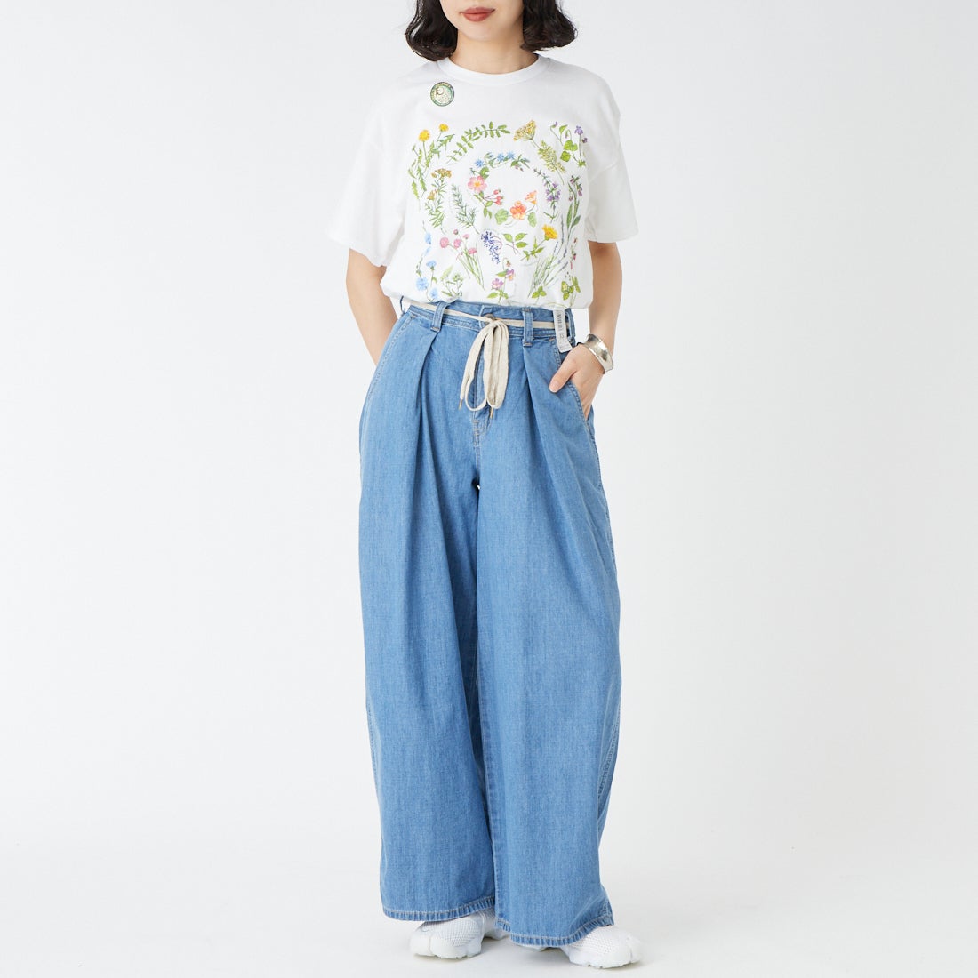 SOMETHING [サムシング] ハイパー カーブデニムパンツ [SN888] 2698 L.BLU &&モデル身長：162cm 着用サイズ：XS&&