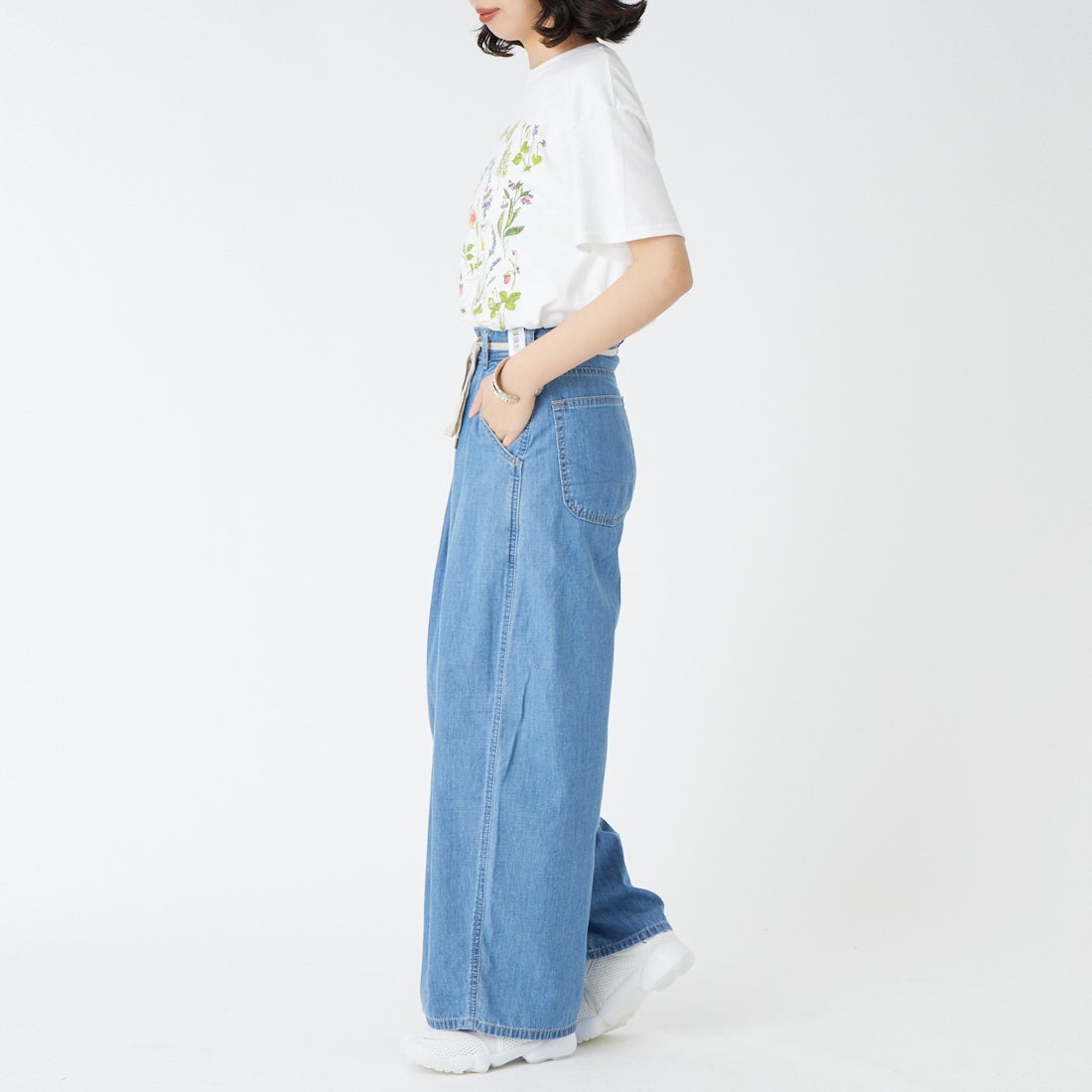 SOMETHING [サムシング] ハイパー カーブデニムパンツ [SN888] 2698 L.BLU &&モデル身長：162cm 着用サイズ：XS&&