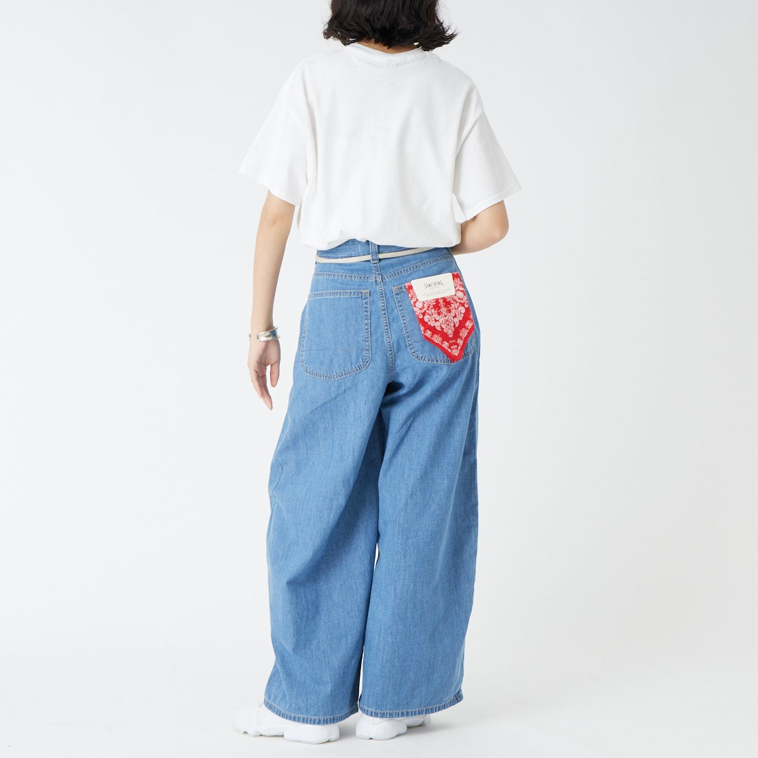 SOMETHING [サムシング] ハイパー カーブデニムパンツ [SN888] 2698 L.BLU &&モデル身長：162cm 着用サイズ：XS&&