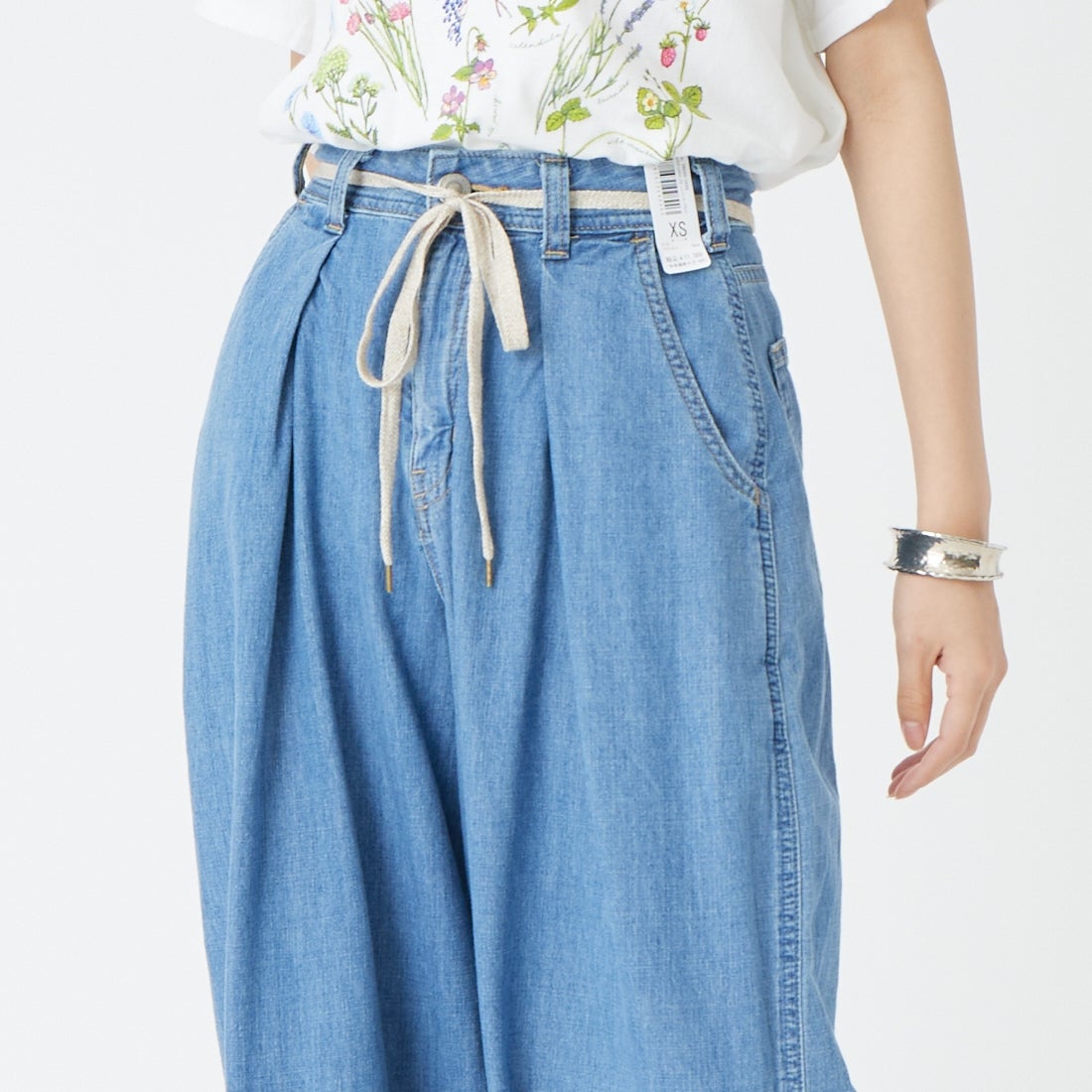 SOMETHING [サムシング] ハイパー カーブデニムパンツ [SN888] 2698 L.BLU &&モデル身長：162cm 着用サイズ：XS&&