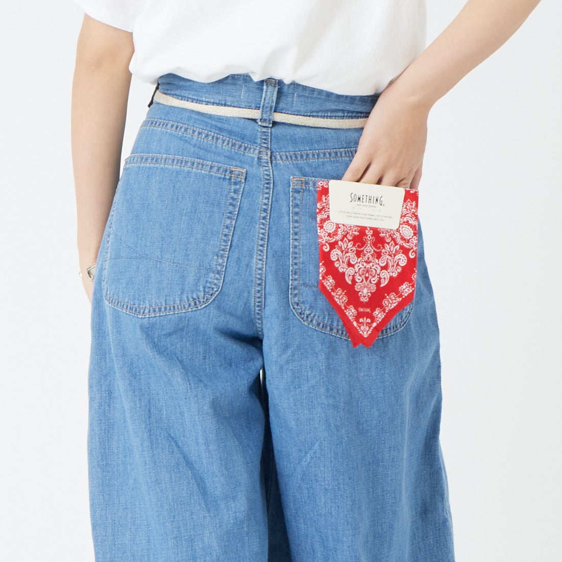 SOMETHING [サムシング] ハイパー カーブデニムパンツ [SN888] 2698 L.BLU &&モデル身長：162cm 着用サイズ：XS&&