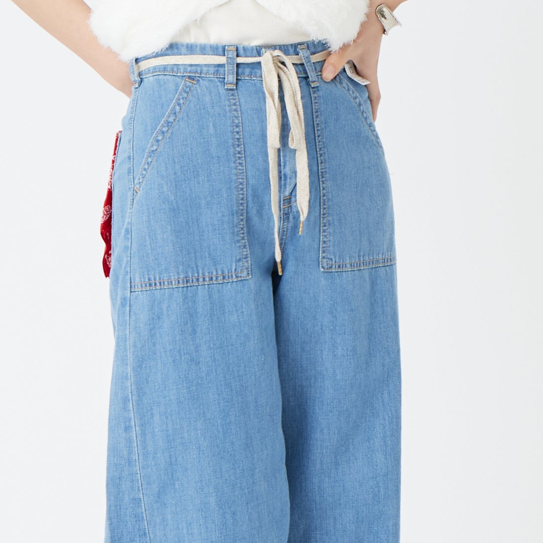 SOMETHING [サムシング] ベイカー カーブライトオンスデニムパンツ [SN800]  2698 L.BLU &&モデル身長：162cm 着用サイズ：XS&&