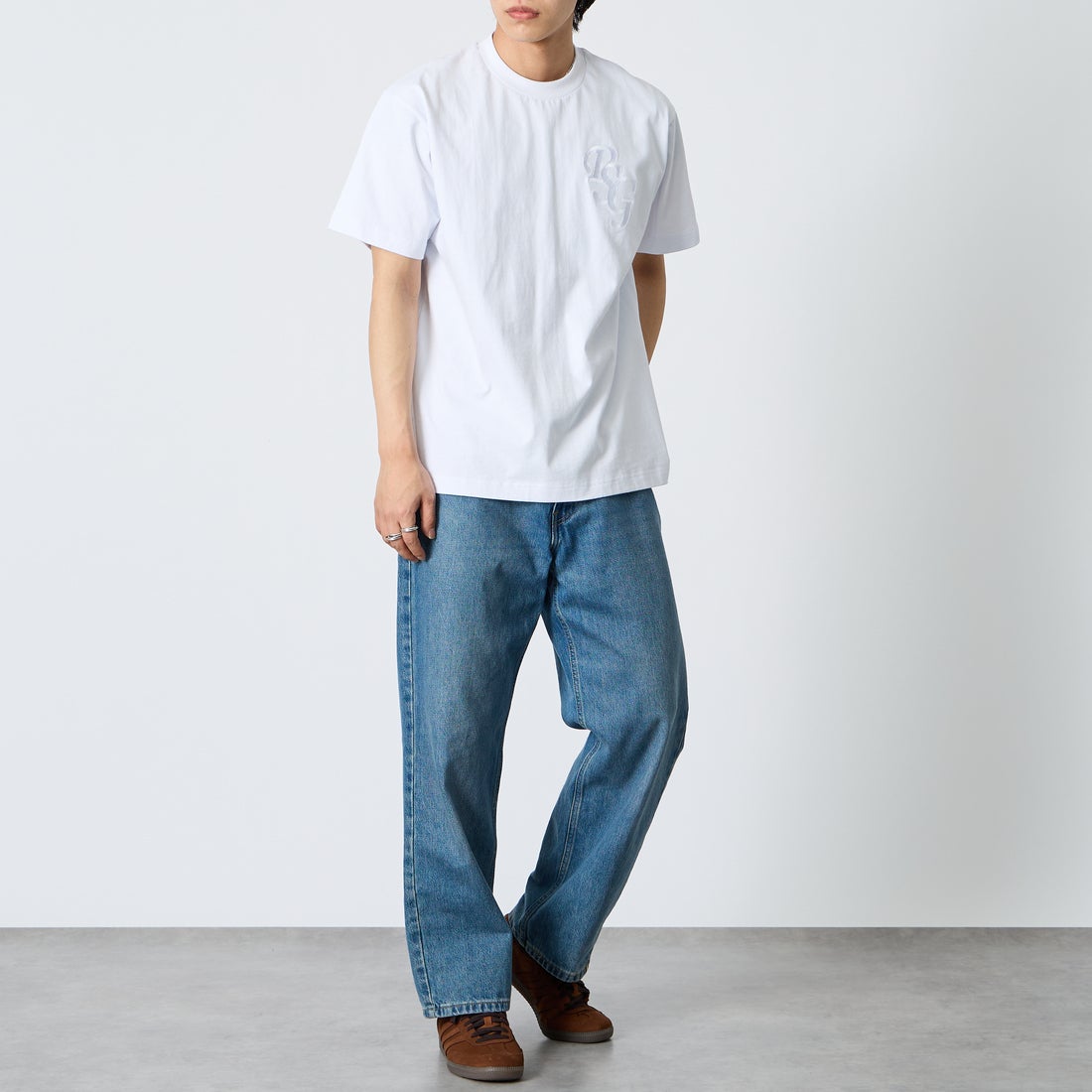 PARIS SAINT-GERMAN [パリ・サンジェルマン] 別注 ワンポイント刺繍ロゴ ショートスリーブTシャツ [PS0126SS0009-JF] WHITE &&モデル身長：179cm 着用サイズ：L&&