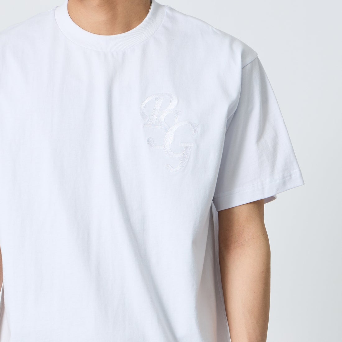 PARIS SAINT-GERMAN [パリ・サンジェルマン] 別注 ワンポイント刺繍ロゴ ショートスリーブTシャツ [PS0126SS0009-JF] WHITE &&モデル身長：179cm 着用サイズ：L&&