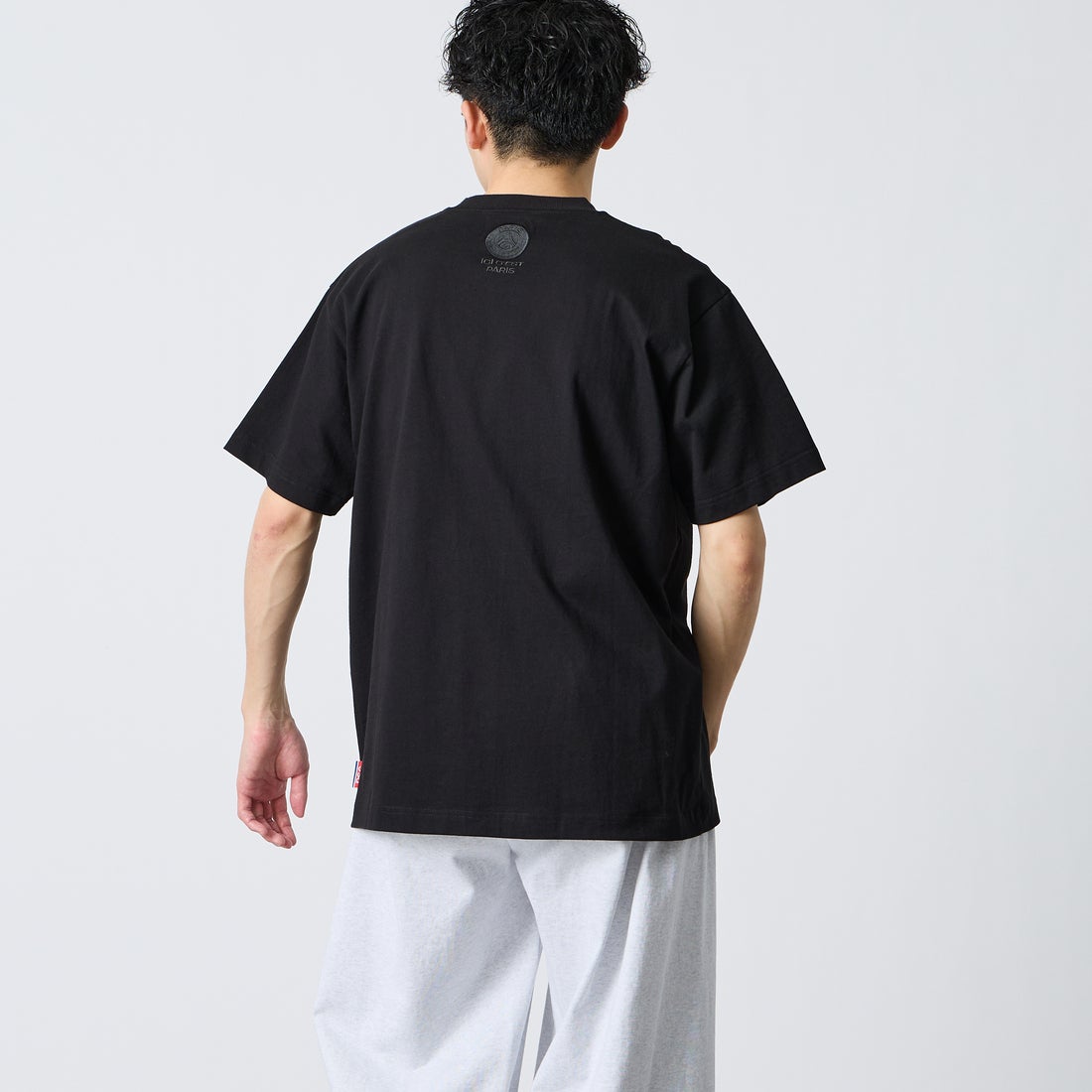 PARIS SAINT-GERMAN [パリ・サンジェルマン] 別注 ワンポイント刺繍ロゴ ショートスリーブTシャツ [PS0126SS0009-JF] BLACK &&モデル身長：167cm 着用サイズ：L&&