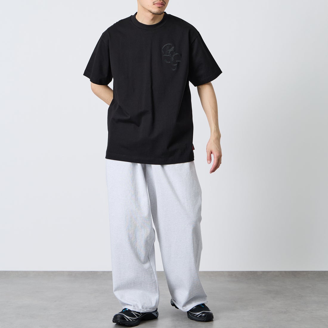 PARIS SAINT-GERMAN [パリ・サンジェルマン] 別注 ワンポイント刺繍ロゴ ショートスリーブTシャツ [PS0126SS0009-JF] BLACK &&モデル身長：167cm 着用サイズ：L&&