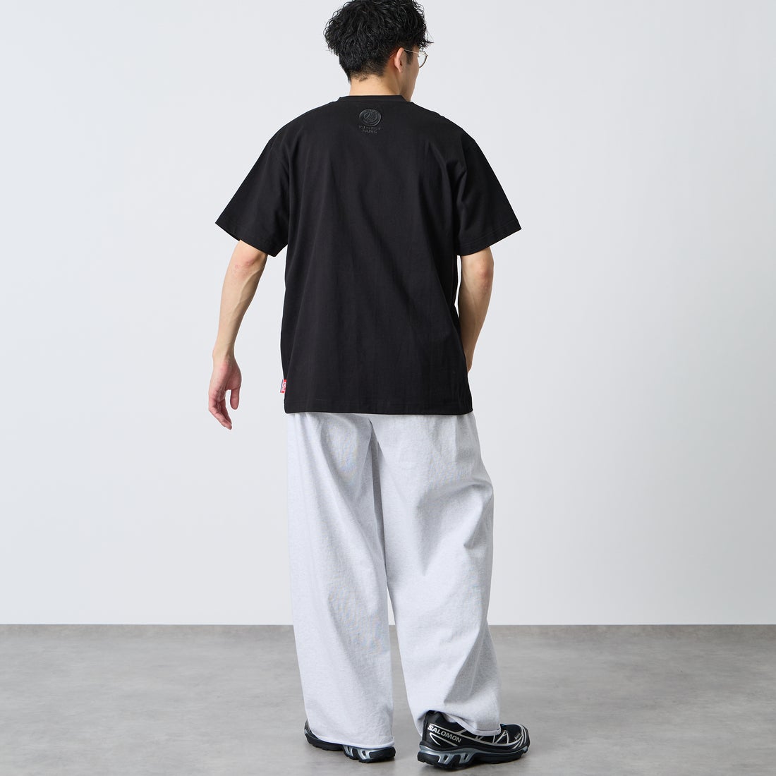 PARIS SAINT-GERMAN [パリ・サンジェルマン] 別注 ワンポイント刺繍ロゴ ショートスリーブTシャツ [PS0126SS0009-JF] BLACK &&モデル身長：167cm 着用サイズ：L&&