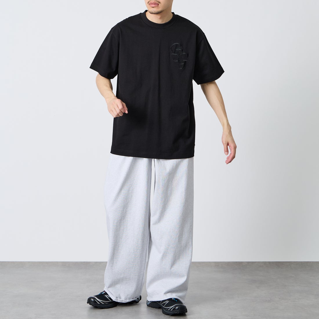 PARIS SAINT-GERMAN [パリ・サンジェルマン] 別注 ワンポイント刺繍ロゴ ショートスリーブTシャツ [PS0126SS0009-JF] BLACK &&モデル身長：167cm 着用サイズ：L&&
