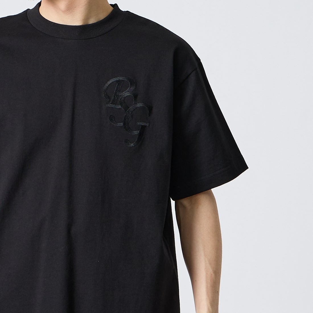 PARIS SAINT-GERMAN [パリ・サンジェルマン] 別注 ワンポイント刺繍ロゴ ショートスリーブTシャツ [PS0126SS0009-JF] BLACK &&モデル身長：167cm 着用サイズ：L&&