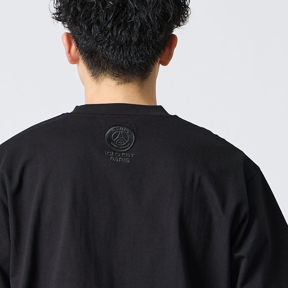 PARIS SAINT-GERMAN [パリ・サンジェルマン] 別注 ワンポイント刺繍ロゴ ショートスリーブTシャツ [PS0126SS0009-JF] BLACK &&モデル身長：167cm 着用サイズ：L&&