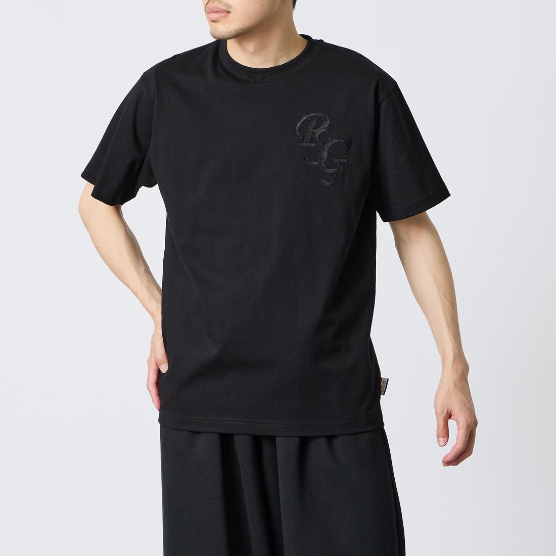 PARIS SAINT-GERMAN [パリ・サンジェルマン] 別注 ワンポイント刺繍ロゴ ショートスリーブTシャツ [PS0126SS0009-JF] BLACK &&モデル身長：168cm 着用サイズ：M&&