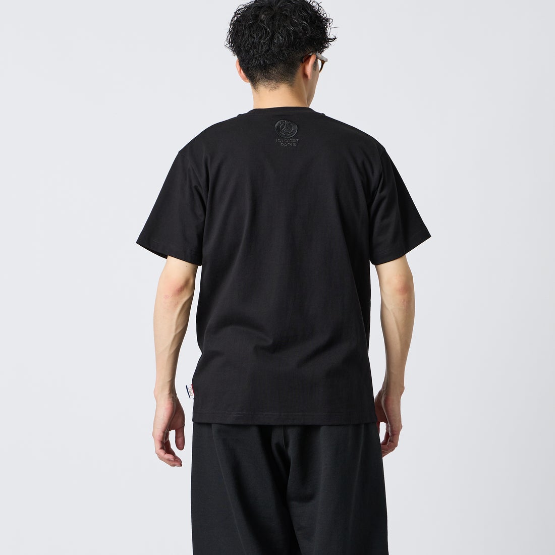 PARIS SAINT-GERMAN [パリ・サンジェルマン] 別注 ワンポイント刺繍ロゴ ショートスリーブTシャツ [PS0126SS0009-JF] BLACK &&モデル身長：168cm 着用サイズ：M&&