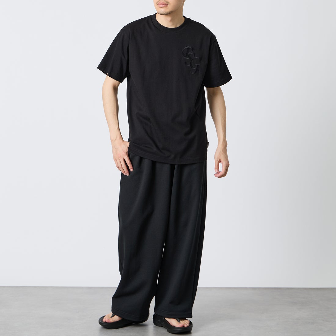 PARIS SAINT-GERMAN [パリ・サンジェルマン] 別注 ワンポイント刺繍ロゴ ショートスリーブTシャツ [PS0126SS0009-JF] BLACK &&モデル身長：168cm 着用サイズ：M&&