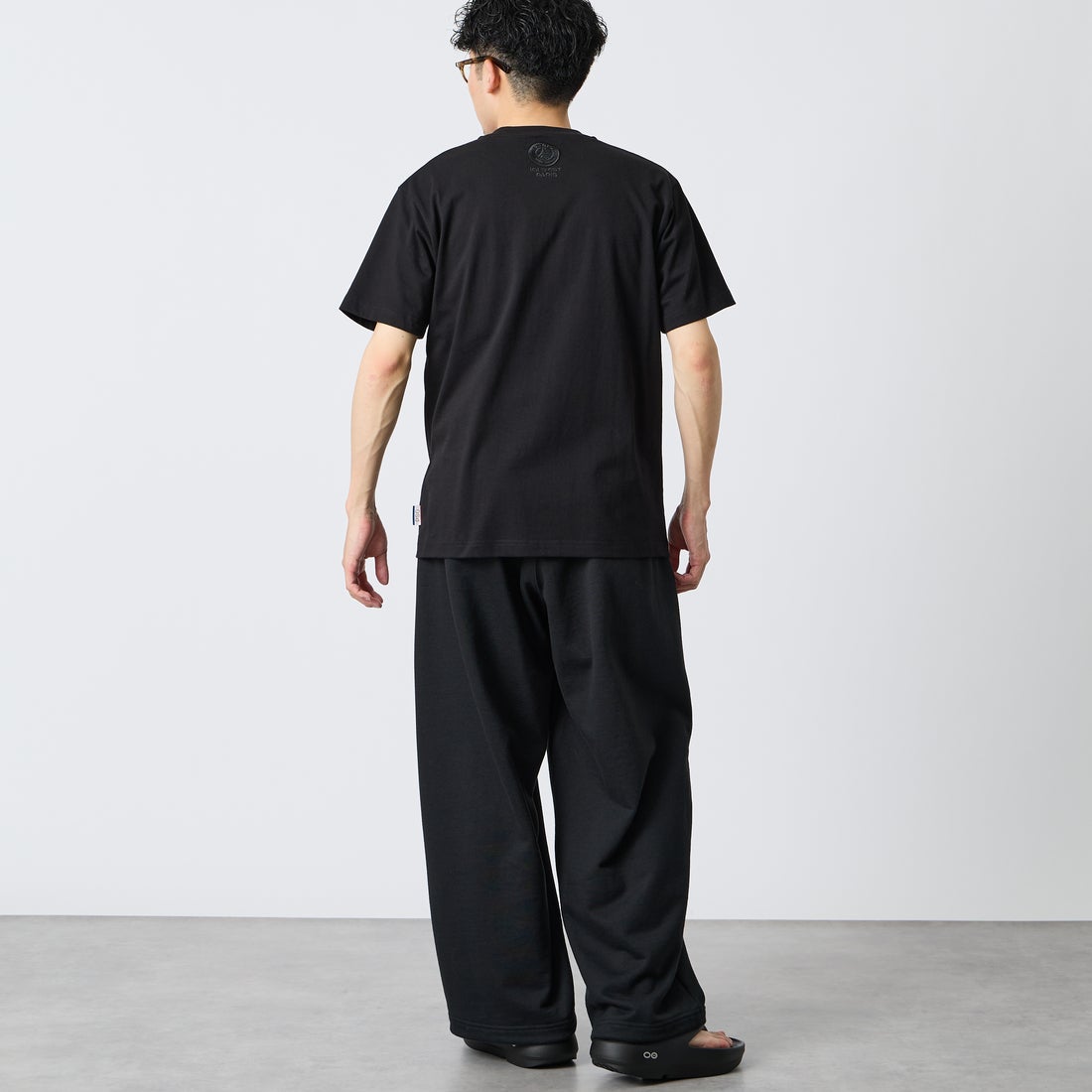 PARIS SAINT-GERMAN [パリ・サンジェルマン] 別注 ワンポイント刺繍ロゴ ショートスリーブTシャツ [PS0126SS0009-JF] BLACK &&モデル身長：168cm 着用サイズ：M&&