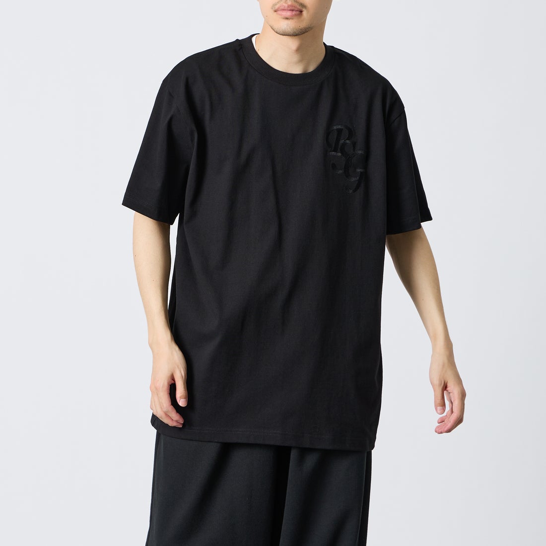 PARIS SAINT-GERMAN [パリ・サンジェルマン] 別注 ワンポイント刺繍ロゴ ショートスリーブTシャツ [PS0126SS0009-JF] BLACK &&モデル身長：168cm 着用サイズ：XL&&