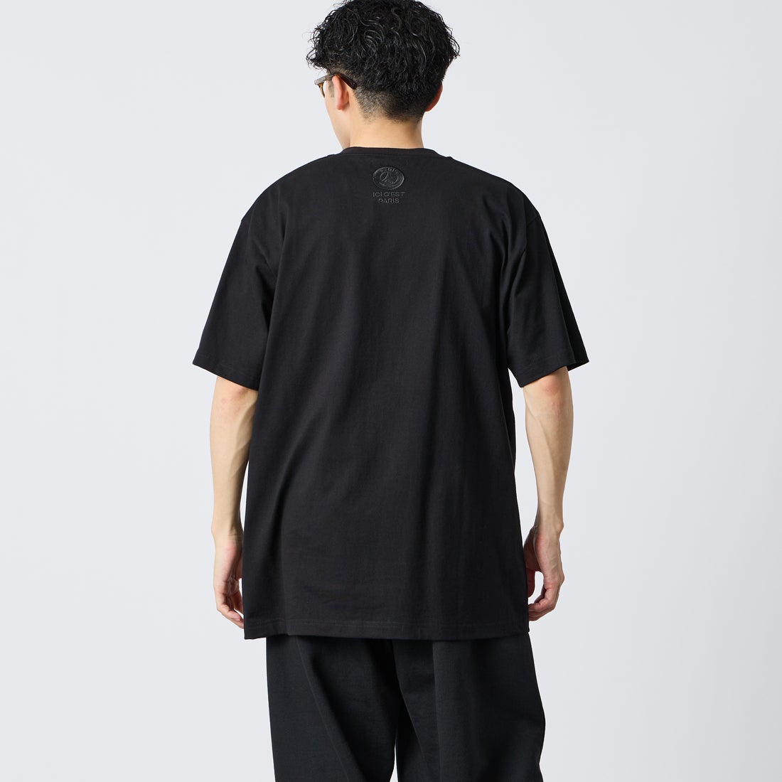 PARIS SAINT-GERMAN [パリ・サンジェルマン] 別注 ワンポイント刺繍ロゴ ショートスリーブTシャツ [PS0126SS0009-JF] BLACK &&モデル身長：168cm 着用サイズ：XL&&