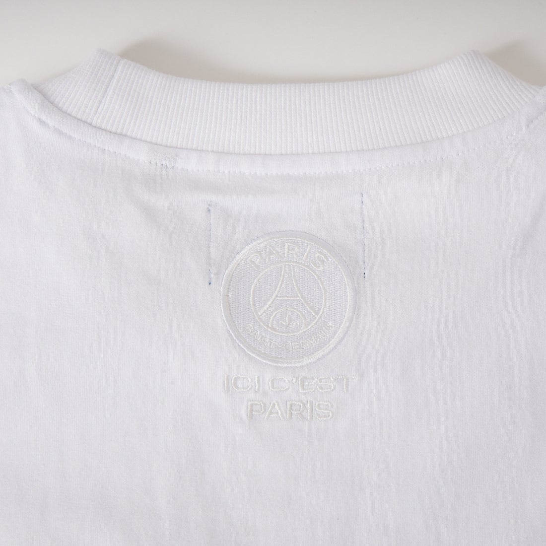 PARIS SAINT-GERMAN [パリ・サンジェルマン] 別注 ワンポイント刺繍ロゴ ショートスリーブTシャツ [PS0126SS0009-JF] WHITE