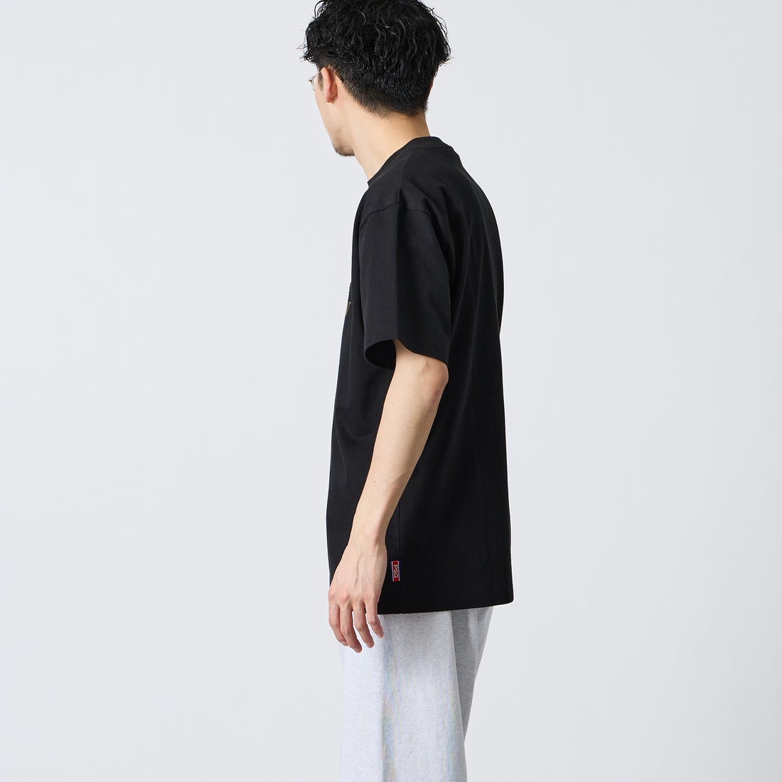 PARIS SAINT-GERMAN [パリ・サンジェルマン] 別注 フロント刺繍ロゴ ショートスリーブTシャツ [PS0126SS0010-JF] BLACK &&モデル身長：167cm 着用サイズ：L&&