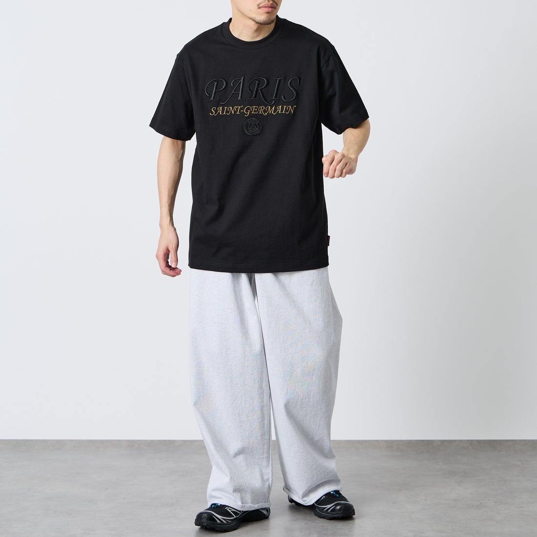 PARIS SAINT-GERMAN [パリ・サンジェルマン] 別注 フロント刺繍ロゴ ショートスリーブTシャツ [PS0126SS0010-JF] BLACK &&モデル身長：167cm 着用サイズ：L&&