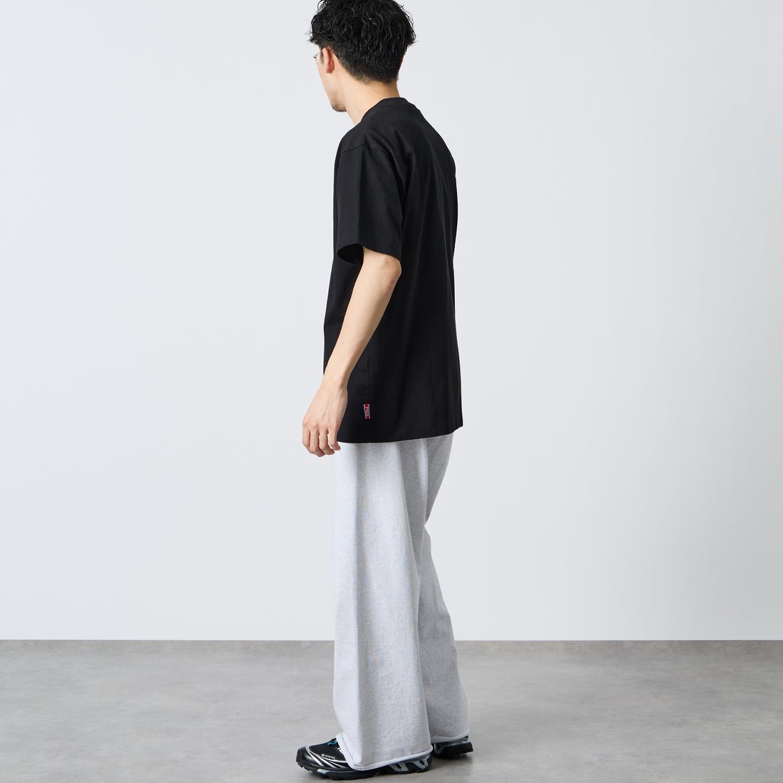 PARIS SAINT-GERMAN [パリ・サンジェルマン] 別注 フロント刺繍ロゴ ショートスリーブTシャツ [PS0126SS0010-JF] BLACK &&モデル身長：167cm 着用サイズ：L&&