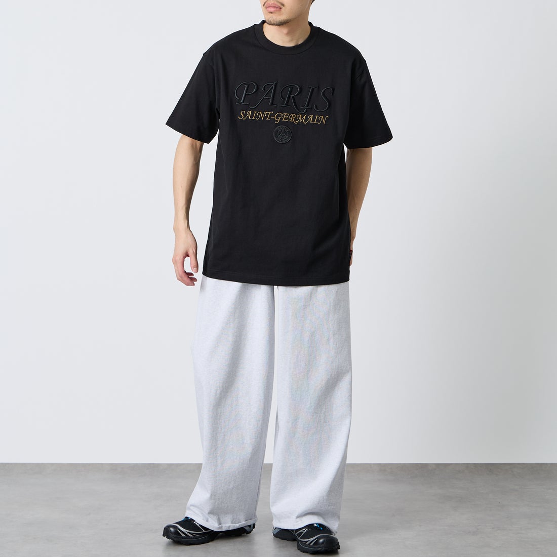 PARIS SAINT-GERMAN [パリ・サンジェルマン] 別注 フロント刺繍ロゴ ショートスリーブTシャツ [PS0126SS0010-JF] BLACK &&モデル身長：167cm 着用サイズ：L&&